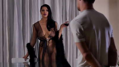 സ്ലട്ട് കിരാ രാജ്ഞി തന്റെ അയൽക്കാരനെ ചായ കുടിക്കാൻ ക്ഷണിച്ചു, തീൻ മേശയിൽ അവനെ ഭോഗിച്ചു